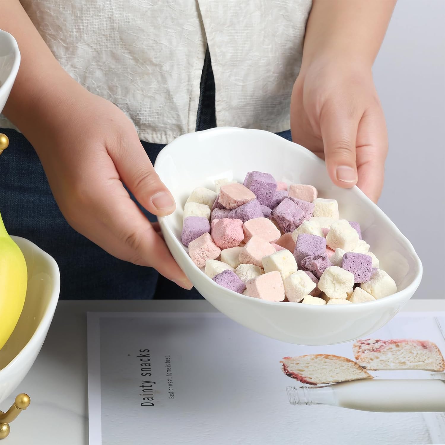 Bakul Mangkuk Buah Seramik, CARHOMECROP, 3 Tingkat, Tempat Duduk Logam Emas Elegan, untuk Kaunter Dapur, Sesuai untuk Makanan Ringan dan Pencuci Mulut